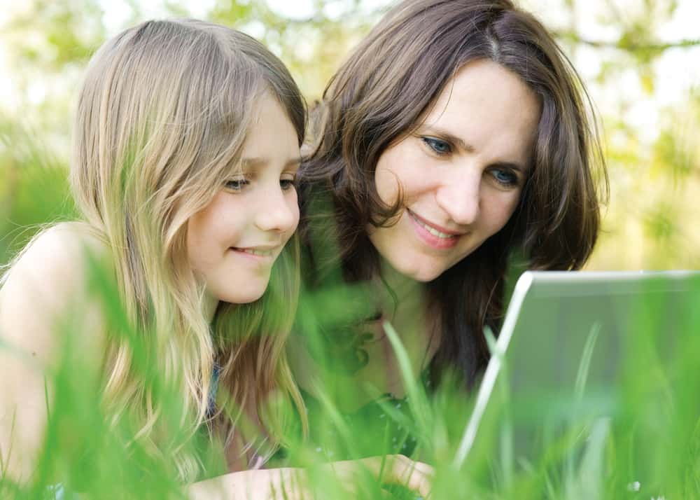 Девушка и ее мама. Девушка и ее мама. Мать с ребенком. Мама и ее подруга. Жена глазами её мамы.